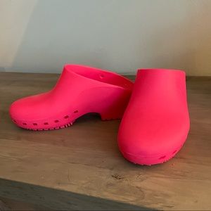 Hot pink classic calzuro autoclavable clog size 6.5-7